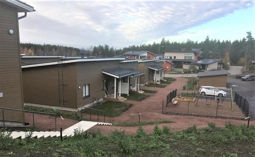 As. Oy Kirkkonummen Paroni, 16 erillis- ja paritaloasuntoa Kirkkonummella